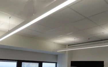 Yüksək tavanları və geniş yerləri becəran işıqlandırma ilə necə artırmaq olar